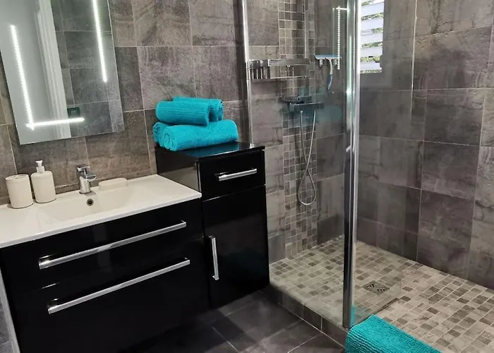 Spacieux 2 Pièces Avec Terrasse, Clim Et Parking *